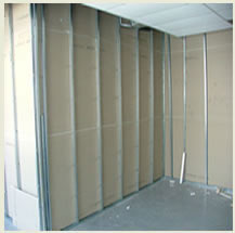 Como são feitos os acabamentos finais das paredes de drywall?